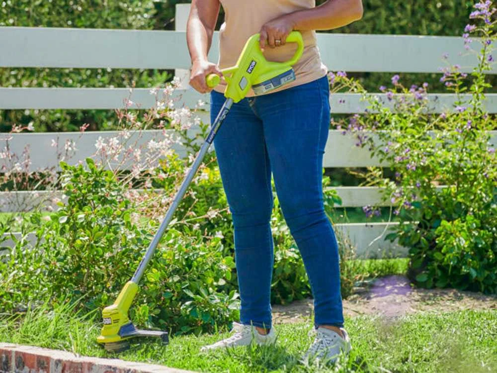 Coupe-bordures à Batterie RYOBI RY18LT23-0 - 18V - Coupe De 23cm - SANS BATTERIE NI CHARGEUR 4 Coupe-bordures à Batterie RYOBI RY18LT23-0 - 18V - Coupe De 23cm - SANS BATTERIE NI CHARGEUR – Image 2