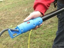 Peigne Vibreur électrique à Batterie Lisam Oliwatt 2 - Avec Dents En Nylon - Perche Télescopique -Outils De Jardin peigne vibreur lectrique batterie lisam oliwatt 2 avec dents en nylon perche tlescopique caractristiques principales 38138 16 1666613380 IMG 635680843f21c