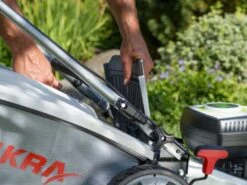 Tondeuse à Batterie IKRA IAM 40-4325 - 40V - 2x (2,5Ah) -Outils De Jardin tondeuse batterie ikra iam 40 4325 40v 2x 2 5ah trois systmes de coupe 28246 10 1618385381 IMG 607699e53fd00