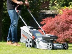 Tondeuse à Batterie IKRA IAM 40-4325 - 40V - 2x (2,5Ah) -Outils De Jardin tondeuse batterie ikra iam 40 4325 40v 2x 2 5ah trois systmes de coupe 28246 10 1618385381 IMG 607699e55b131