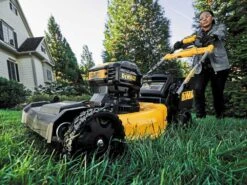 Tondeuse à Gazon à Batterie DeWalt DCMWSP564N-XJ - 18V - SANS BATTERIE NI CHARGEUR DE BATTERIE -Outils De Jardin tondeuse gazon batterie dewalt dcmwsp564n xj 18v sans batterie ni chargeur de batterie tondeuse gazon batterie dewalt dcmwsp564n xj 41443 5 1681735861 IMG 643d40b582729