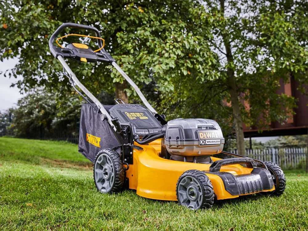 Tondeuse à Gazon Sur Batterie DeWalt DCMW564P2-QW -2 Batteries 18V/5Ah - Largeur De Coupe 48 Cm 6 Tondeuse à Gazon Sur Batterie DeWalt DCMW564P2-QW -2 Batteries 18V/5Ah - Largeur De Coupe 48 Cm – Image 4