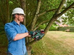 Tronçonneuse à Batterie BOSCH UniversalChain 18 - Batterie De 2.5Ah 18V - Ultra-légère -Outils De Jardin trononneuse batterie bosch universalchain 18 batterie de 2 5ah 18v ultra lgre trononneuse batterie bosch universalchain 18 batterie 2 5ah 18v 17653 0 1565944910 813FyWa9rcL. SL1200